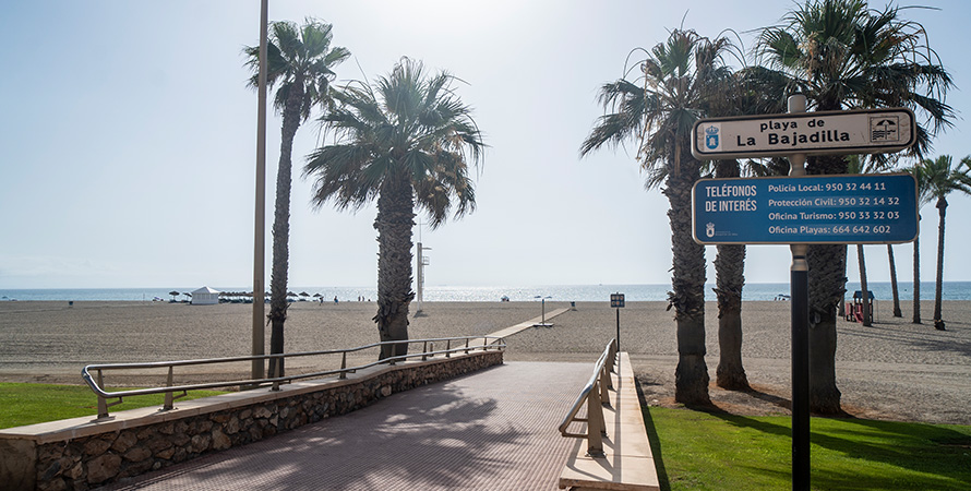 Playa de La Bajadilla Roquetas de Mar - Roquebus